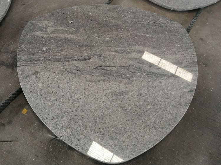 Harmaa kivinen sohvapöytä