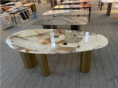 60 tuuman soikea marmorinen ruokapöytä