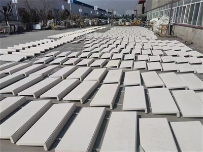 Kalkkikivilaatat ulkona