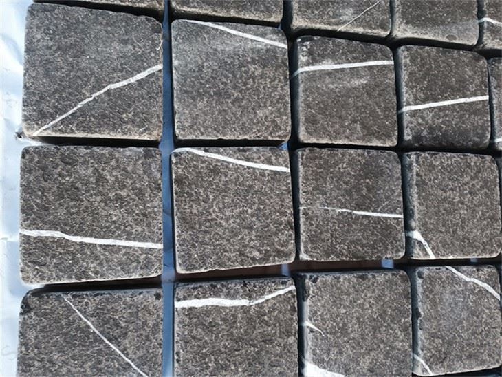 Kuutiot musta graniitti valkoisilla viivoilla