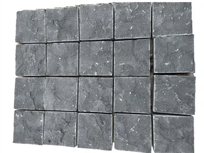 Puutarha musta basalttikivitalon rakennusmateriaali